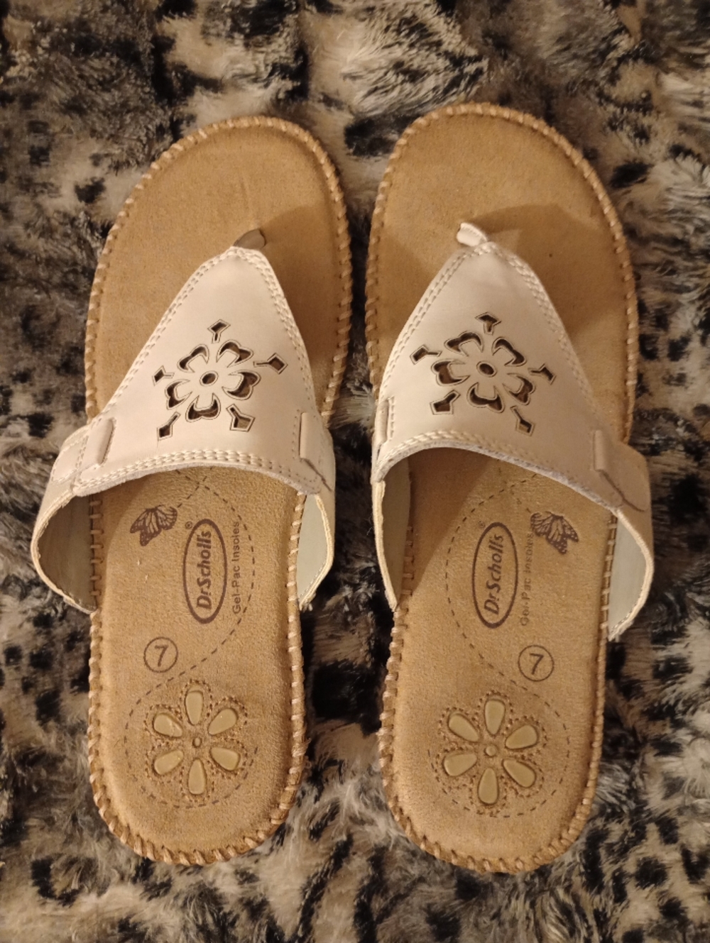 Like New! Leather White Floral Cutout Toe-Post Slide Sandals Women's